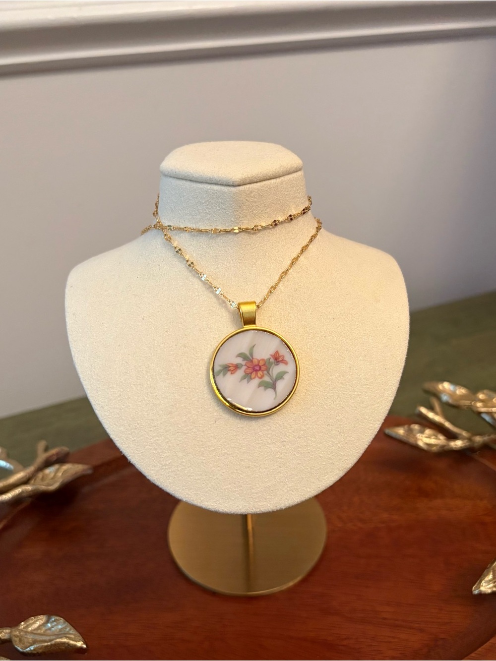 Lenox Pavlova Vintage China Necklace